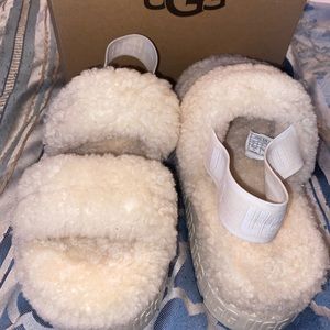 Size 6 woman uggs brand new tags